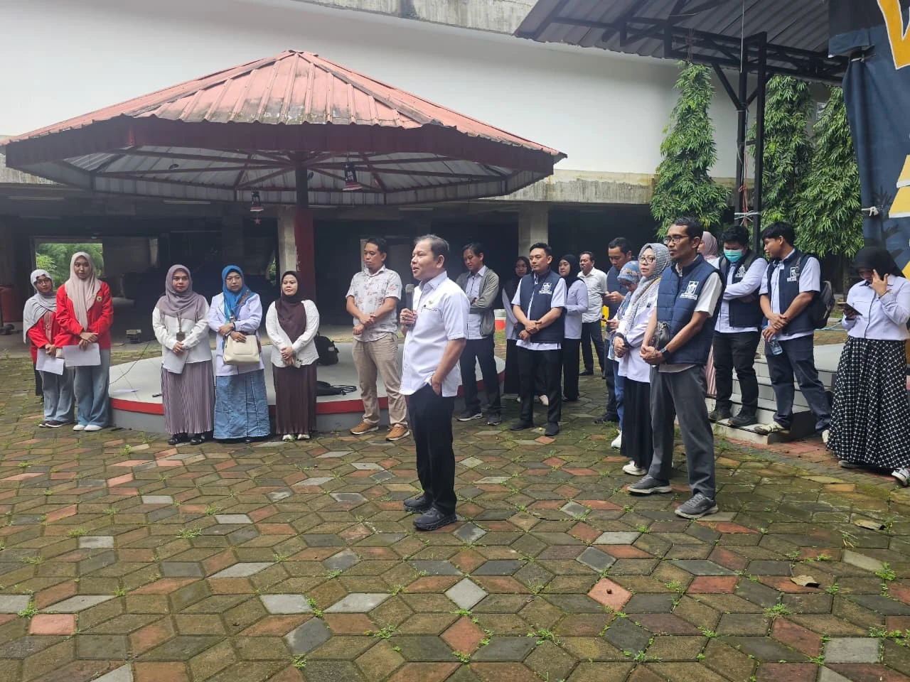Dekan FKM Unhas, Prof. Sukri Palutturi, memberikan arahan sekaligus melepas 260 mahasiswa Praktik Belajar Lapangan (PBL) 2 yang akan bertugas di Kabupaten Soppeng, dalam prosesi pelepasan di Kampus FKM Unhas, Makassar, 5 Januari 2026.